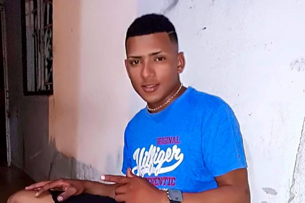 ¡Trágico! Joven, de 25 años, iba en moto, chocó contra carro y murió