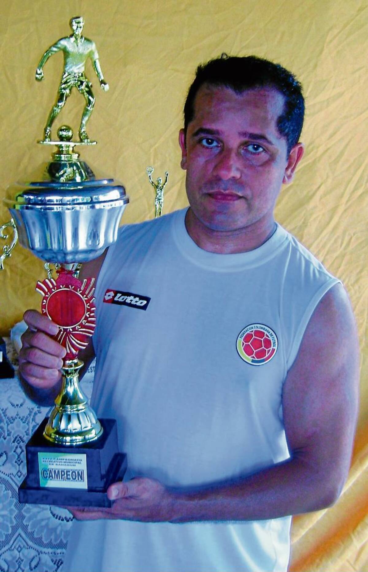 Carlos González, miembro de la delegación del Club Docente, campeón del Torneo de Fútbol del municipio de Sahagún.