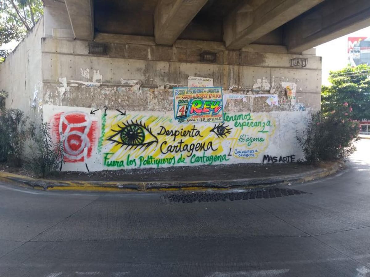 'Let's save Cartagena' en el puente de Los Ejecutivos. Facebook: Sophia Archbold.