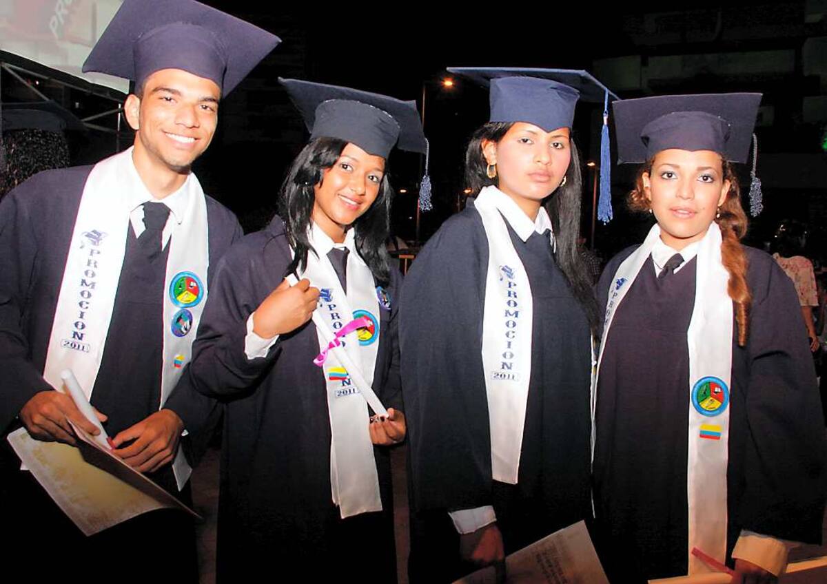 Graduados de la Institución Olga González Arraut: Angel David Caraballo, Mayra Barriga, Nelly Ariza y María Ilse Acosta.
