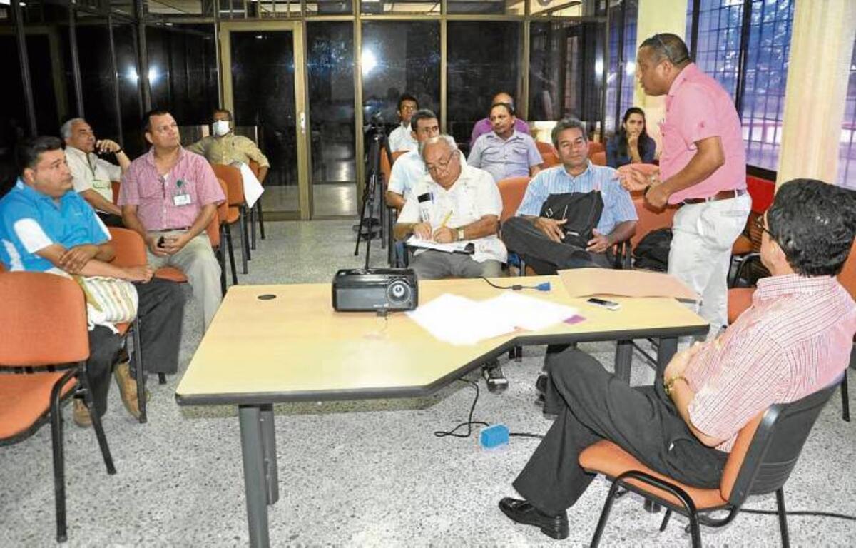 Hugo García Santis, Secretario administrativo de Departamento (e) y el Director de la Escuela, Yoni Herrera Flórez, se comprometieron en pagar pronto los salarios caídos a profesores de Bellas Artes. CORTESÍA