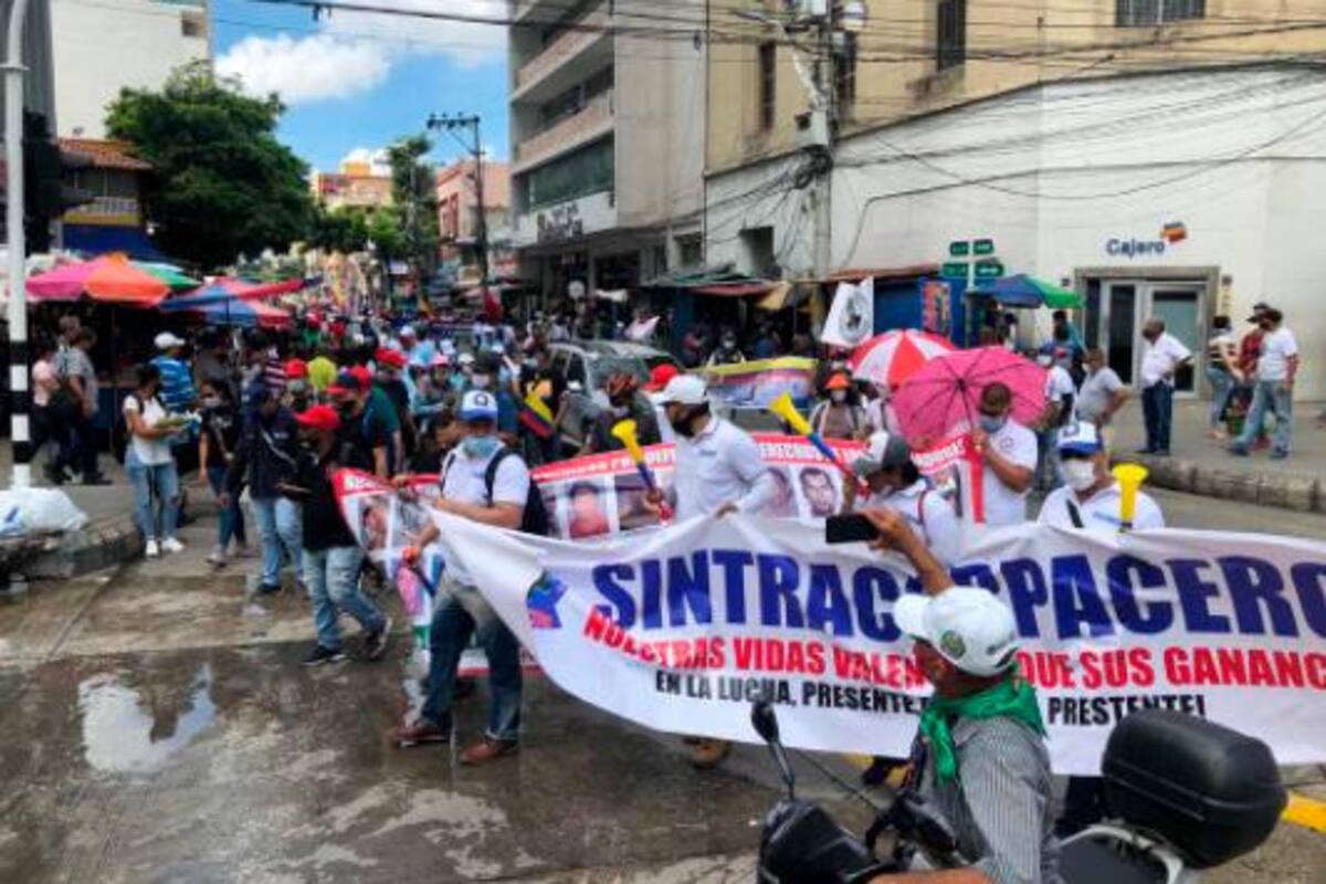 Maestros y sindicatos del Atlántico marcharon pacíficamente