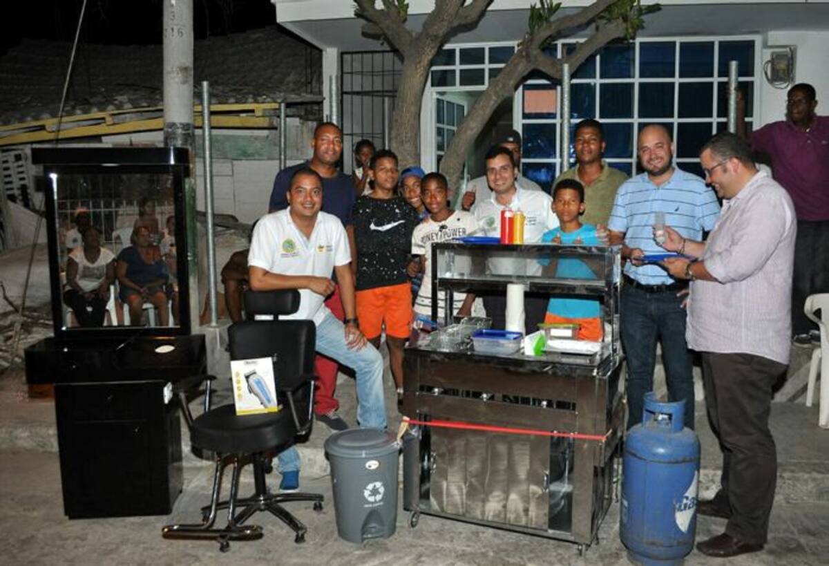 Los jóvenes recibiendo las unidades prodcutivas. //Cortesía.