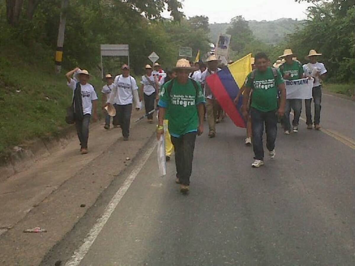 Los campesinos que salieron desde Arroyo de Arenas en la zona rural del Carmen, caminan a esta hora en una jornada maratónica para reunirse con el gobierno departamental y nacional. Lila Leyva/ El Universal