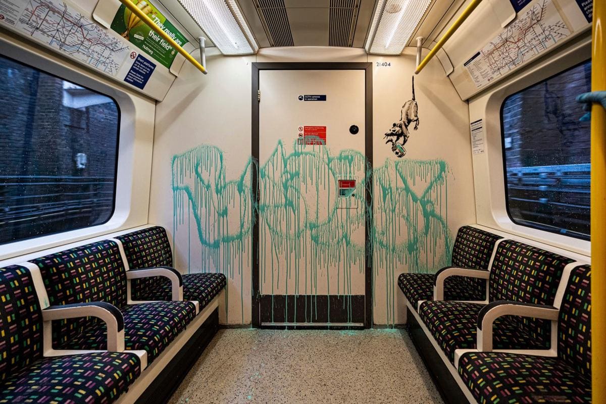 Banksy dibuja en el metro de Londres para impulsar uso de la mascarilla