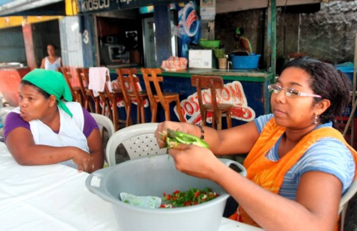 Nubia Géliz (izquierda) y Claudia Cabarcas (derecha) no quieren plata sino que les permitan seguir con su actividad en la Plazoleta Olímpica. AROLDO MESTRE - EL UNIVERSAL