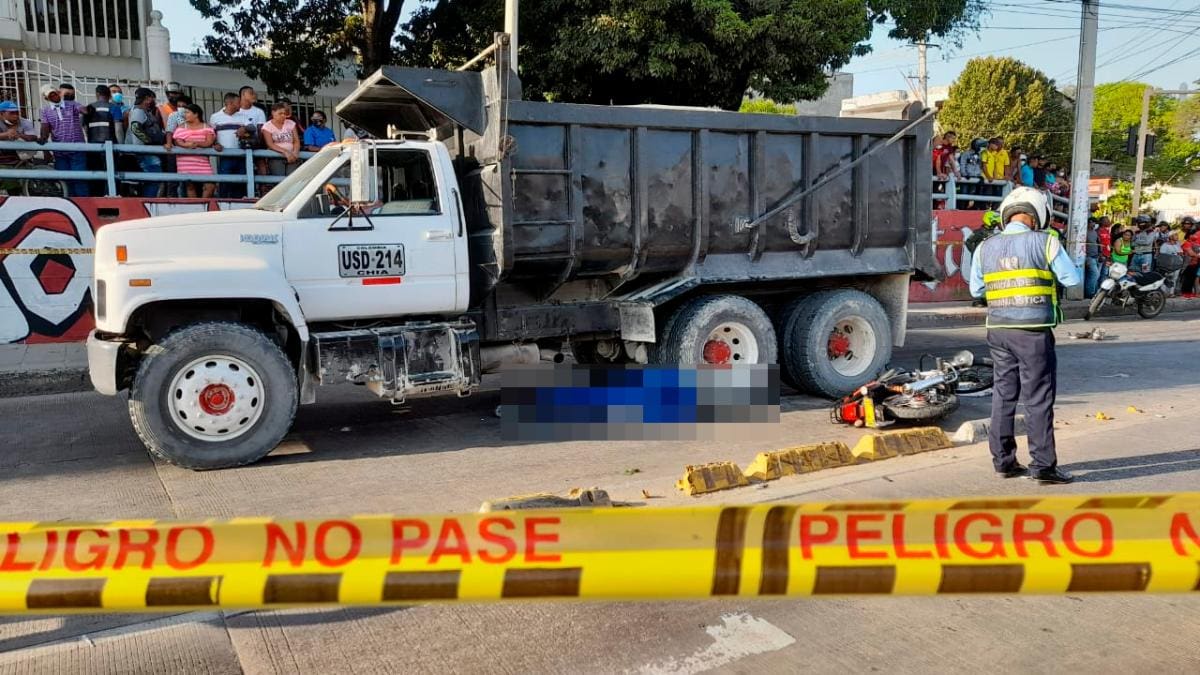 El motociclista y la mujer que iba de parrillera quedaron debajo de la volqueta. //LUIS HERRÁN - EL UNIVERSAL