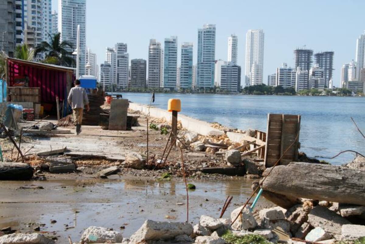 Con el enrocado de protección litoral se busca mitigar el impacto de la marea en el paseo peatonal y la vía. Zenia Valdelamar - El Universal