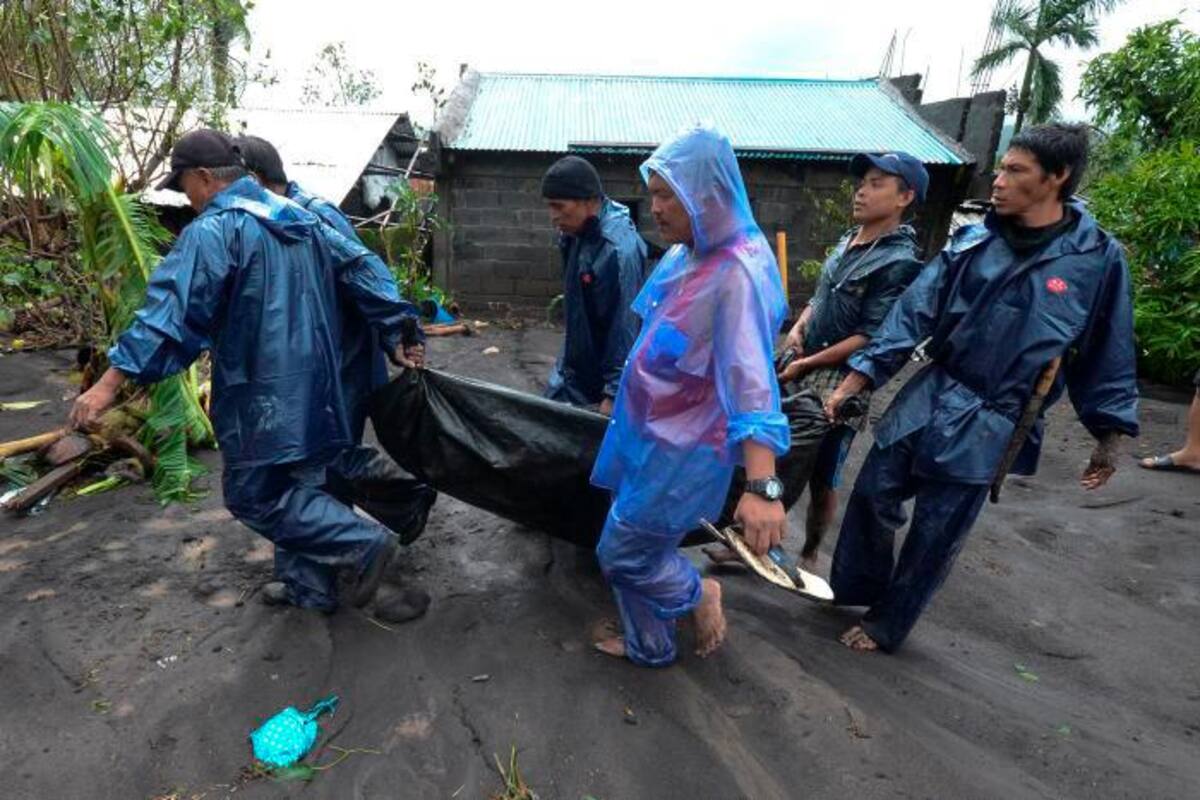 Al menos siete muertos al paso del tifón Goni en Filipinas