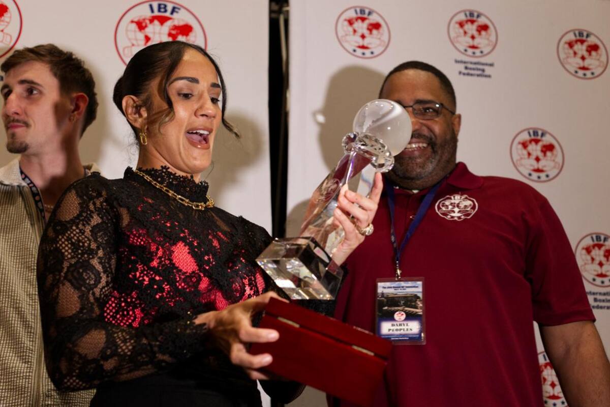 Amanda Serrano recibió el premio ‘Pugilista Femenina del Año’ de la FIB