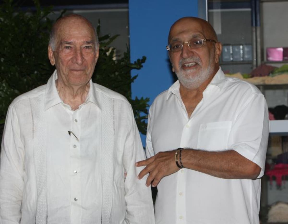 Rodolfo de la Vega con Juan Gossaín, durante el lanzamiento del libro Crónicas portuarias".