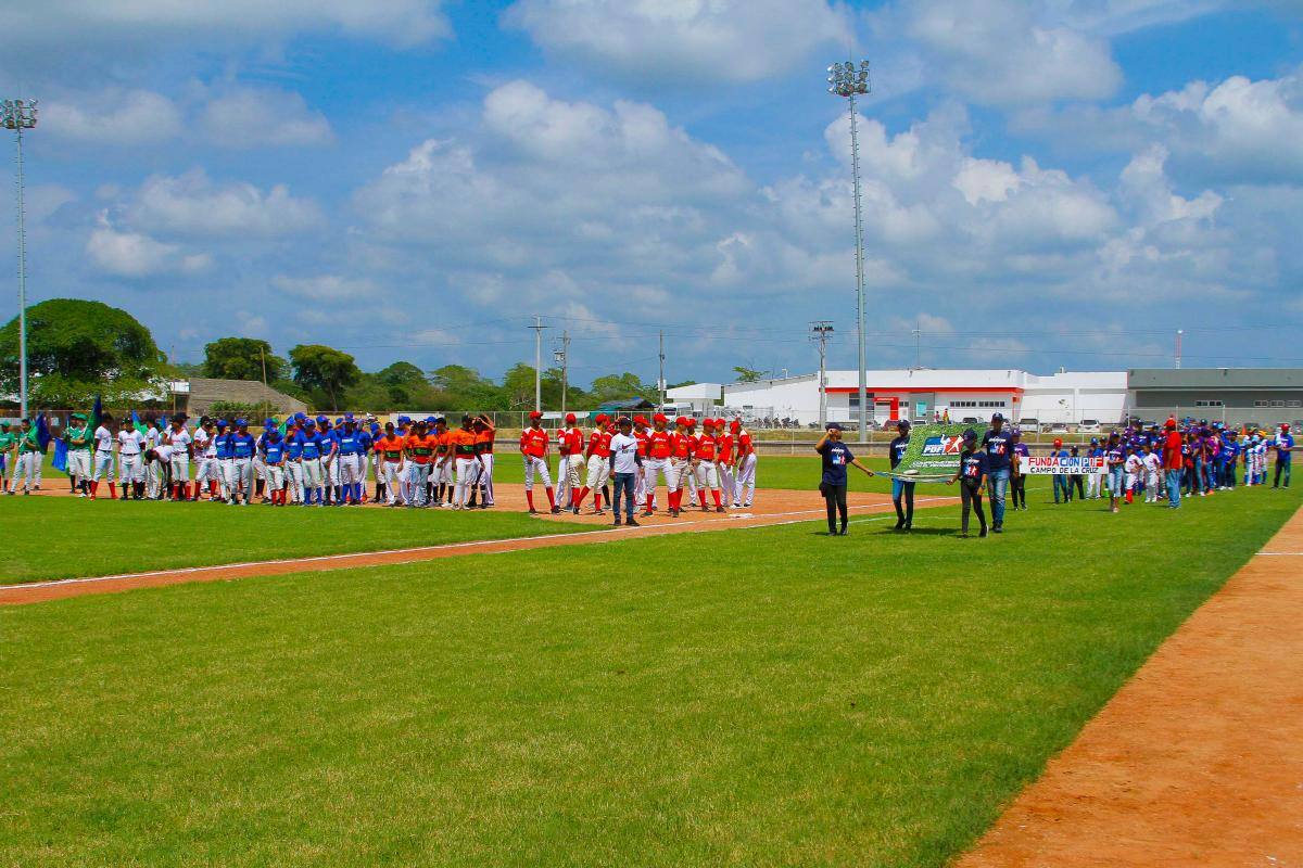 El mandatario departamental resaltó que estos espacios deportivos invitan a los jóvenes a que practiquen y disfruten el deporte y de esa manera seguir dando nuevas figuras en el béisbol.