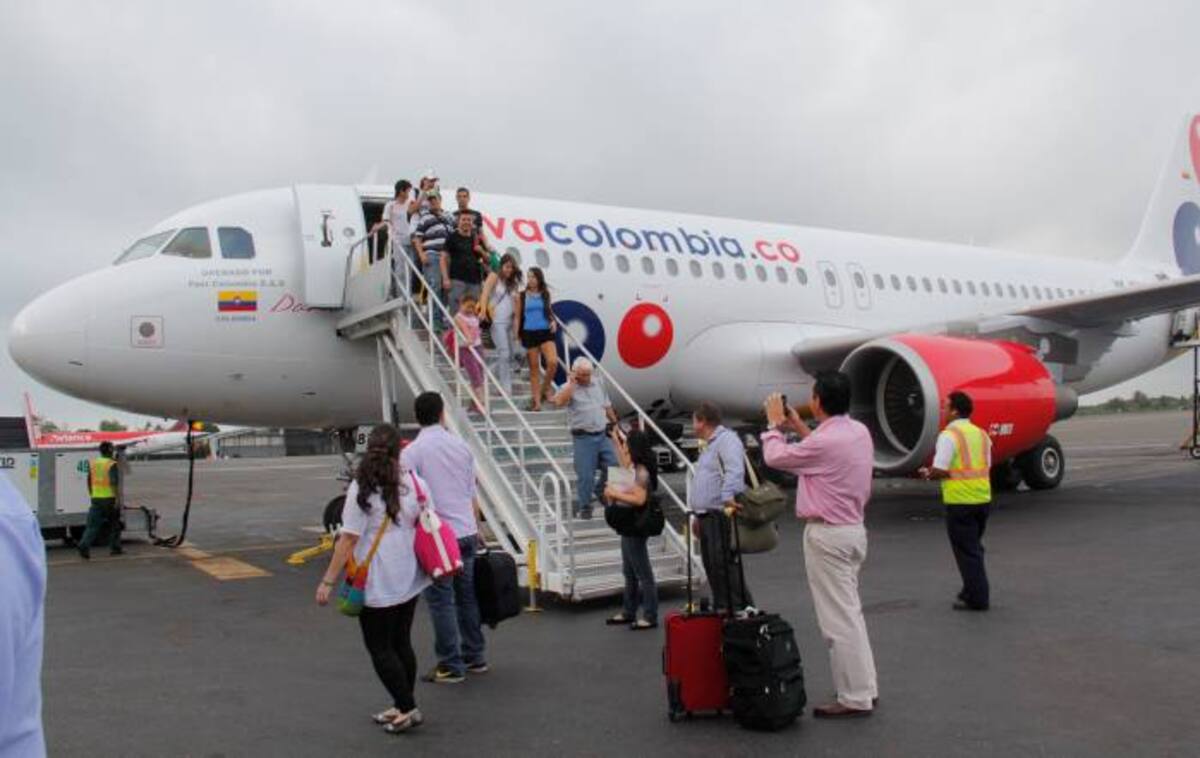 Entre los 180 pasajeros del vuelo inaugural de Viva Colombia estaban algunos hinchas del Atlético Nacional que anticiparon su llegada a la ciudad para el encuentro de su onceno ante el Real Cartagena, mañana en el Jaime Morón. KAILLINE GIRALDO - EL UNIVERSAL