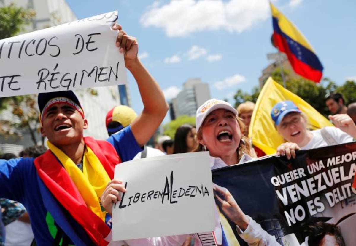 Docenas de venezolanos salieron a las calles con banderas y pancartas mientras coreaban consignas. AP Ariana Cubillos