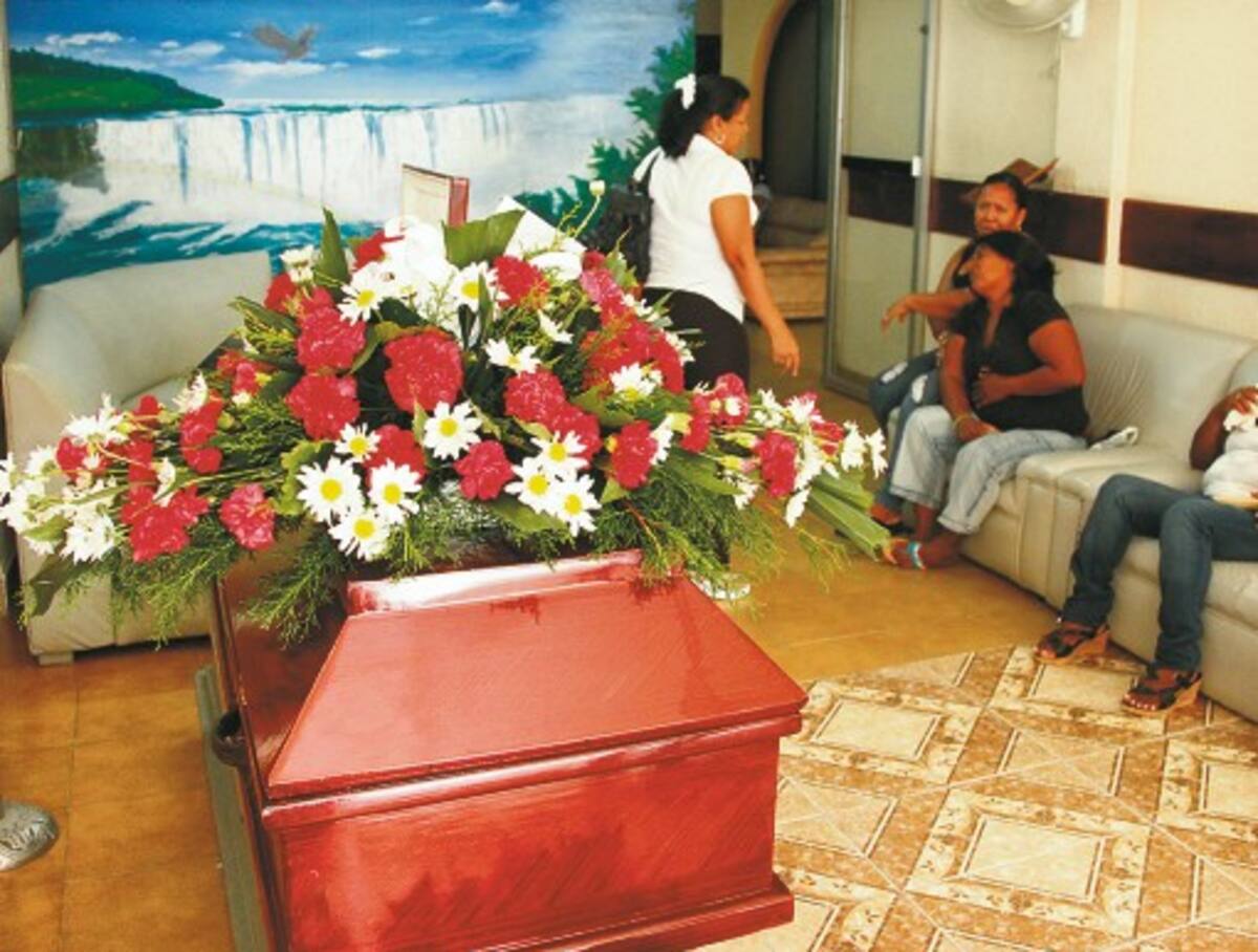 El cuerpo de Luis Carlos Castro Santos fue velado en una funeraria de la ciudad. El joven luchó durante 15 días para salvar su vida.