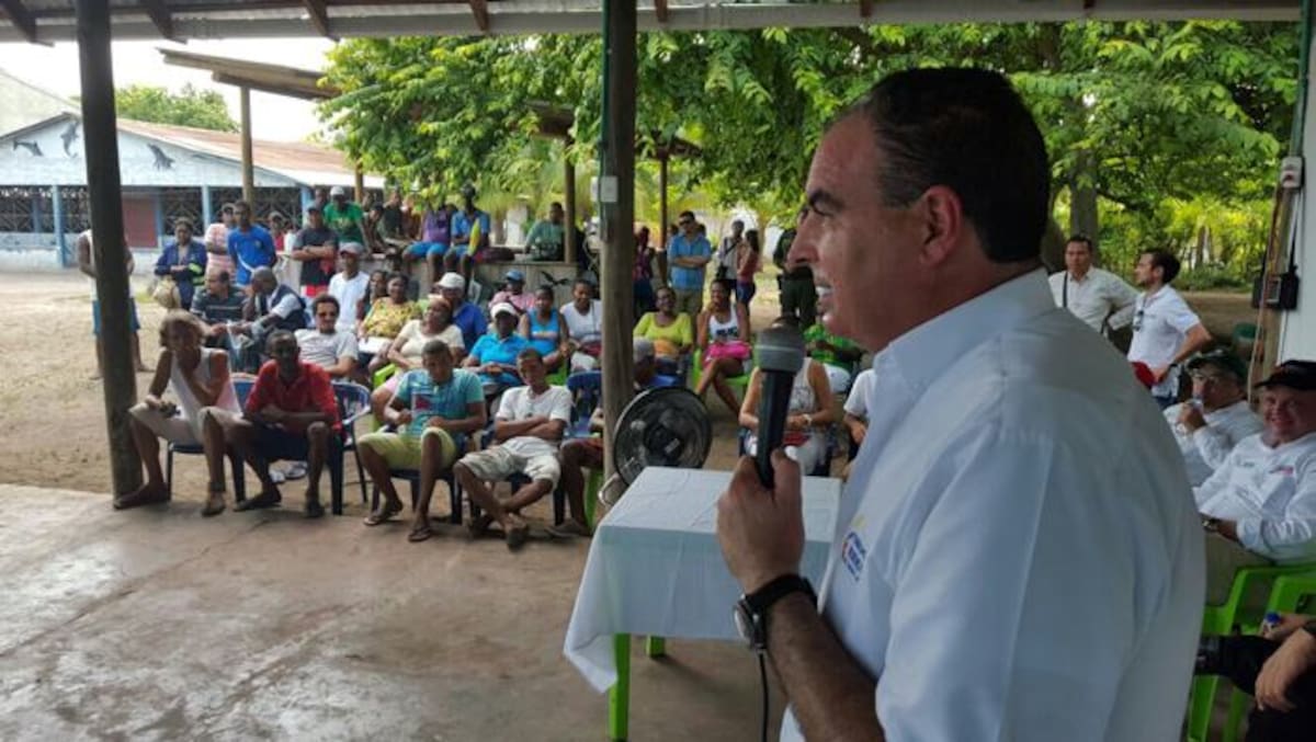 El ministro de Agricultura, Aurelio Irragori, lideró la entrega de la titulación colectiva. Cortesía
