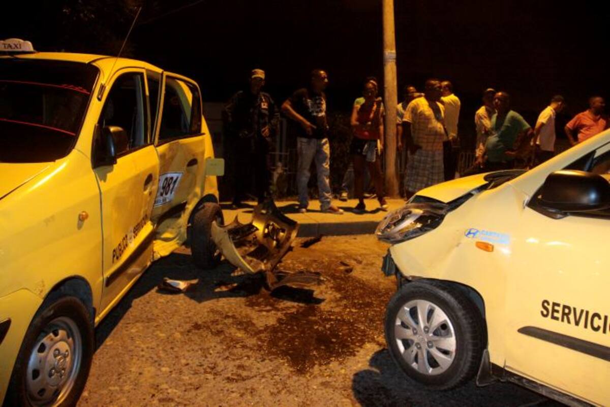 Dos taxis chocaron en la Avenida Pedro Romero, dejando cuatro personas heridas. Nayib Gaviria Amador