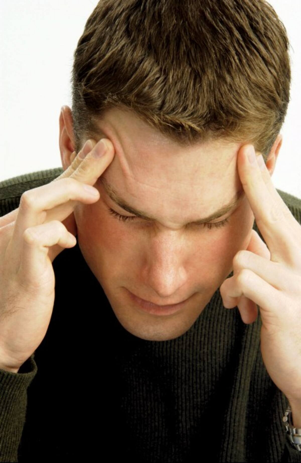 El cerebro reconoce algunos movimientos y los asocia con enfermedades como llevarse las manos a la cabeza podría ser un detonante para las personas que sufren de migraña.