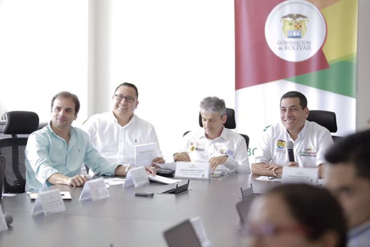 Dumek Turbay, gobernador de Bolívar junto a Alfredo Varela, director de Cormagdalena y demás funcionarios de Planeación. Cortesía.