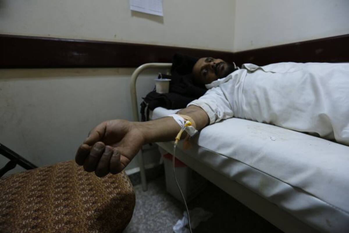 Un hombre recibe tratamiento contra el cólera en un hospital de Saná (Yemen) . EFE YAHYA ARHAB.