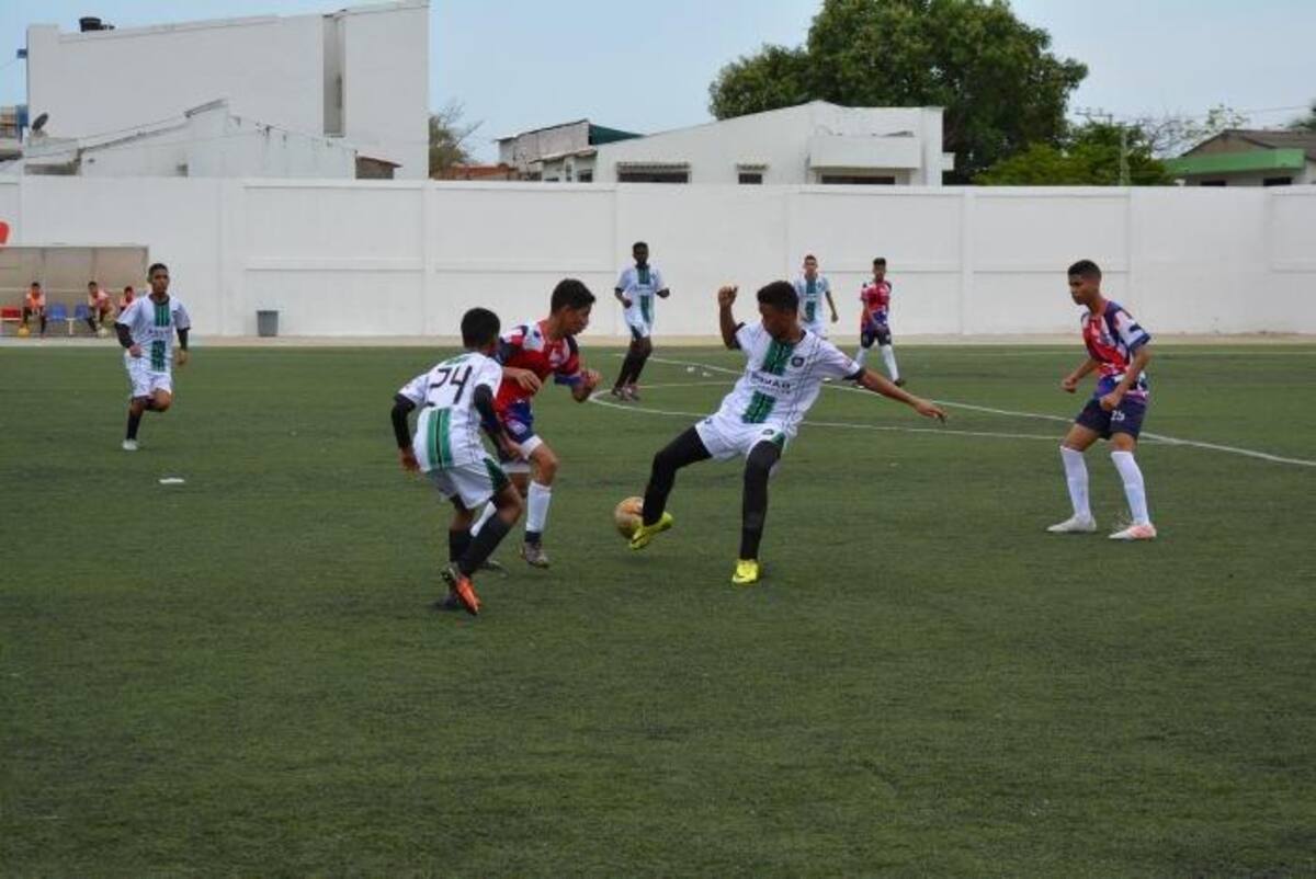 Partido jugado en el Estadio de San Fernando entre Squad FC (de blanco) y Comfenalco. Fotos: Pedro Torres - El Universal