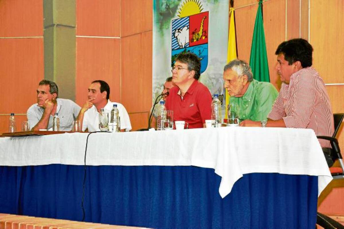 El ministro de Minas y Energía, Mauricio Cárdenas, escuchó con atención las inquietudes de los mandatarios municipales que asistieron al encuentro.