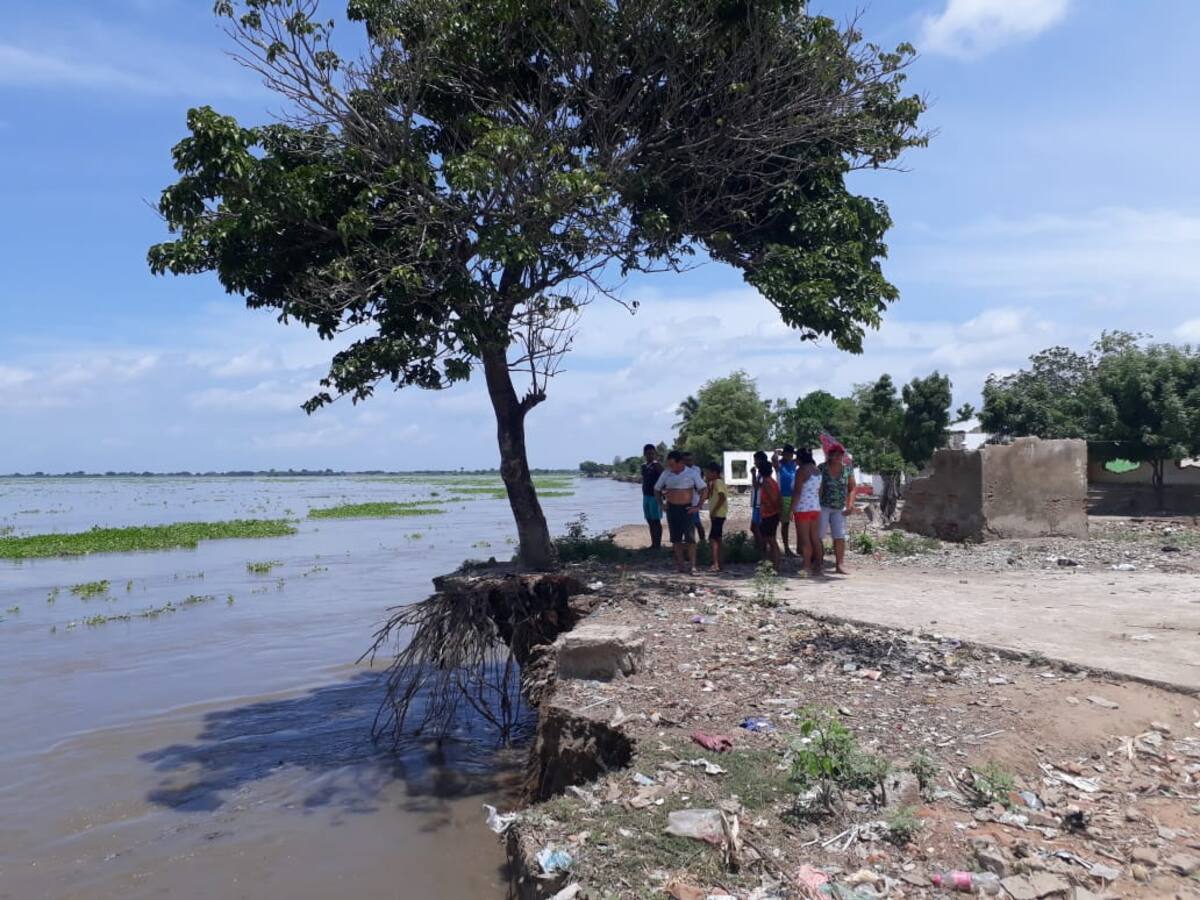 Impotentes, los tacamocheros solo pueden mirar cómo el río se lleva lo que un día fue su hogar. Lila Leyva Villarreal