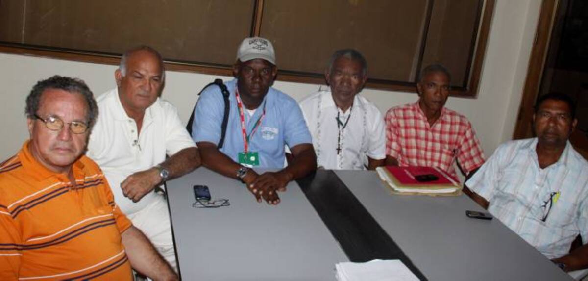 Delegados de los equipos de béisbol de Primera Categoría que visitaron El Universal. De iz-quierda a derecha Carlos Cabarcas (Turbaco), José Baena Torres (Piratas), Capitolino Murillo (Vi-llanueva), Humberto Peñaloza Obeso (Águila), Luis Brochero Guardo (Marialabaja) y Miguel Pájaro (Malagana). Zenia Valdelamar-El Universal