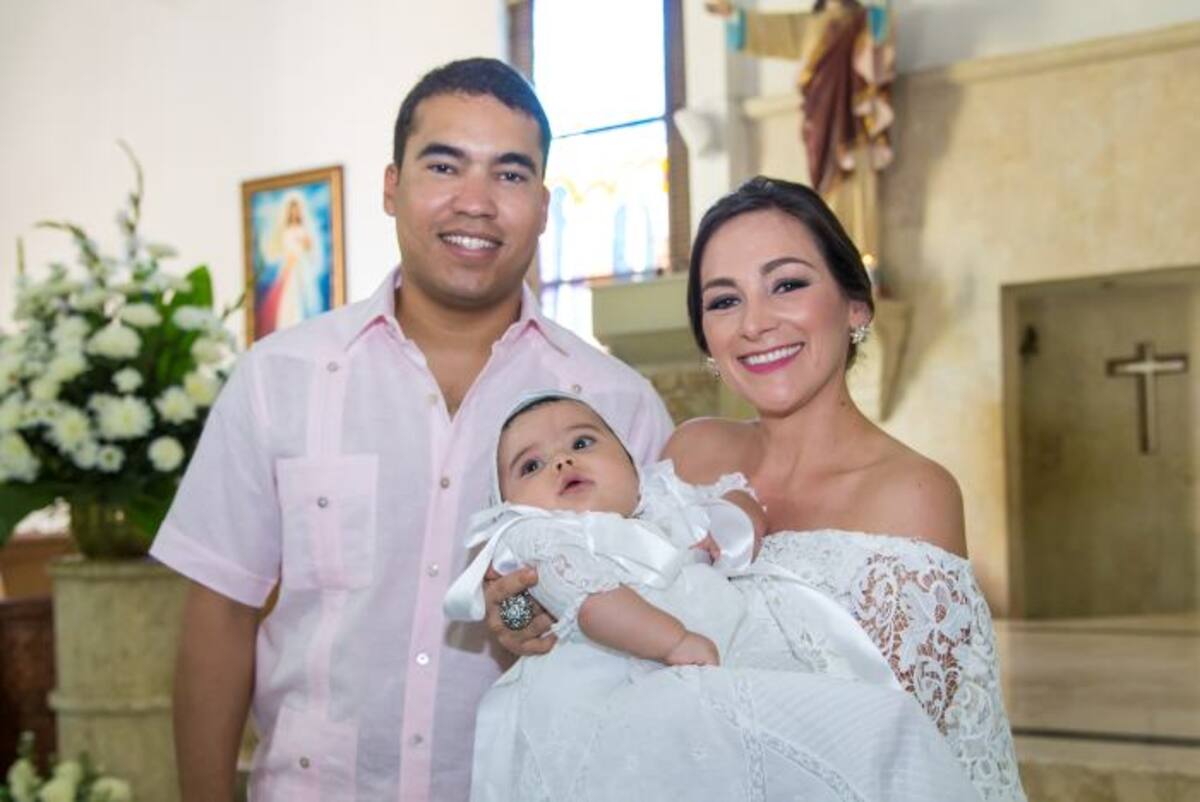 Los padrinos, Freddy Covilla y Alejandra Murra, y Gabriel Piedrahita. CORTESÍA