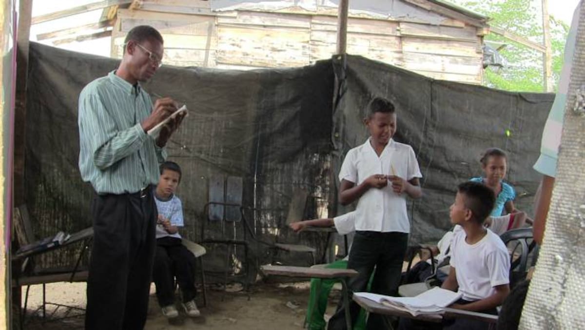 El plantel educativo fue construido con láminas de zinc, tablas, sacos y plásticos, por los habitantes de la invasión. ALEXANDRA CLAVIJO - ELUNIVERSAL.COM.CO