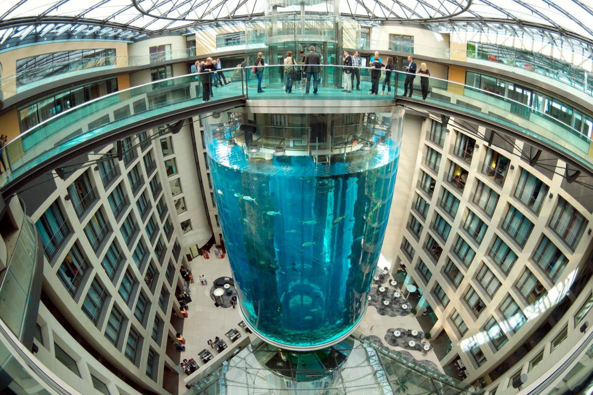 Se revienta AquaDom, el mayor acuario cilíndrico del mundo