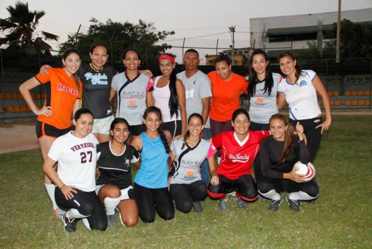 Algunas de las jugadoras que integran la Selección Colombia de Kickball. Oscar Diaz Acosta El Universal