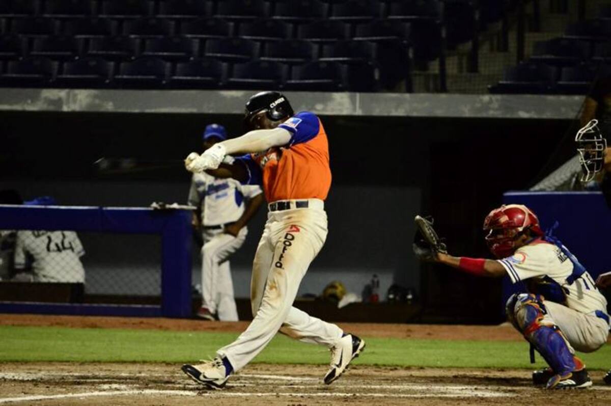 Un partidazo protagonizaron anoche Padres de Lorica y Tigres de Arenal. Daniel de la Ossa-Colprensa