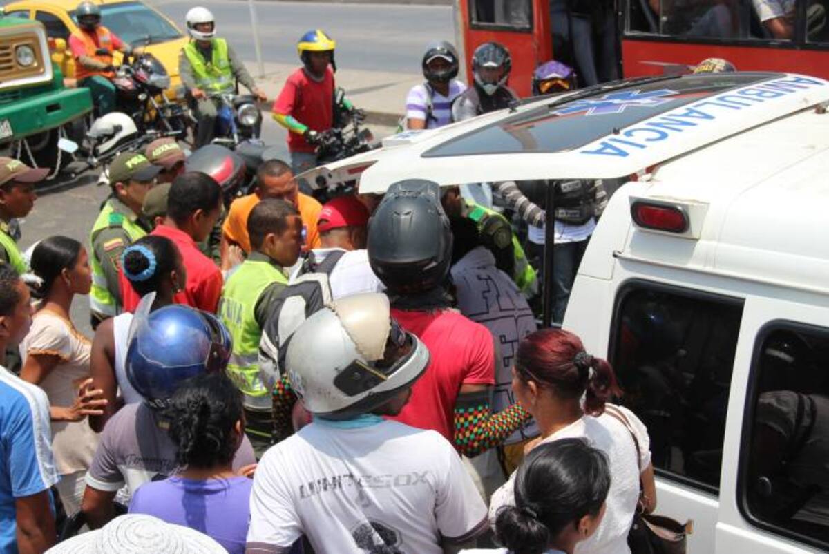 Momentos en que la ambulancia traslada al herido hacia la Clínica Cartagena del Mar ELUNIVERSAL.COM.CO