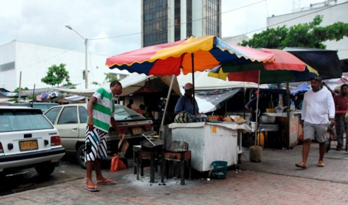 Los comerciantes informales que saldrán próximamente de las plazoletas Olímpica (foto) y Telecom firmarán con-tratos con una cláusula penal que los compromete a no volver a ejercer su actividad en espacio público. EL UNIVERSAL