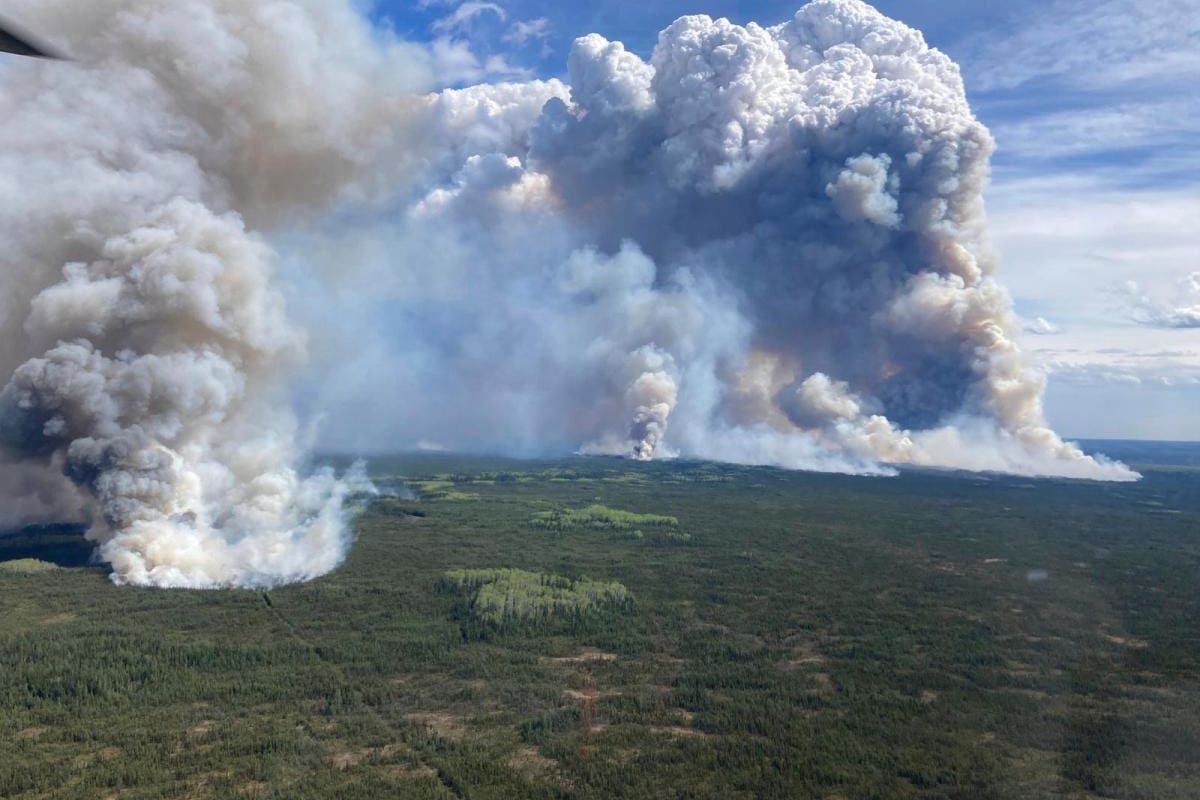 Incendio forestal en Canadá continúa creciendo y hay evacuaciones