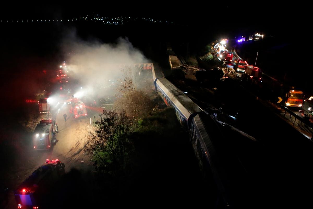 Varios vagones descarrilaron y al menos tres se incendiaron en el accidente.