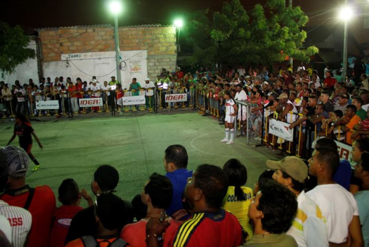 El Parqueadero Los Plátanos se llena para observar este importante torneo que integra a todos los vendedores del Mercado de Bazurto. Kailline Giraldo/El Universal