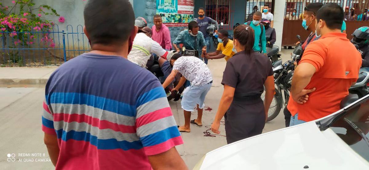 A James lo auxiliaron y en una moto lo llevaron a la Clínica Madre Bernarda.