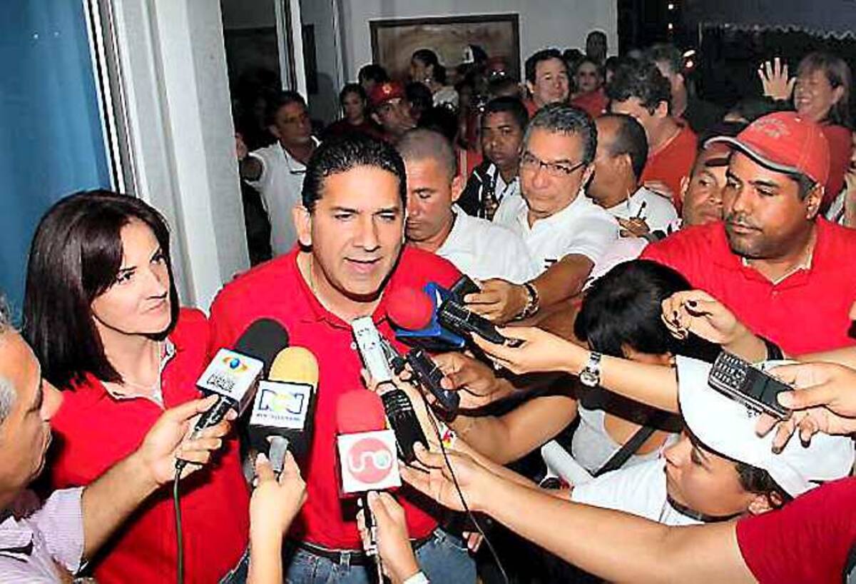 Juan Carlos Gossaín, gobernador electo de Bolívar, atendió a los periodistas locales y dio un parte de victoria hacia las 7:30 de la noche de ayer. ÓSCAR DÍAZ – EL UNIVERSAL