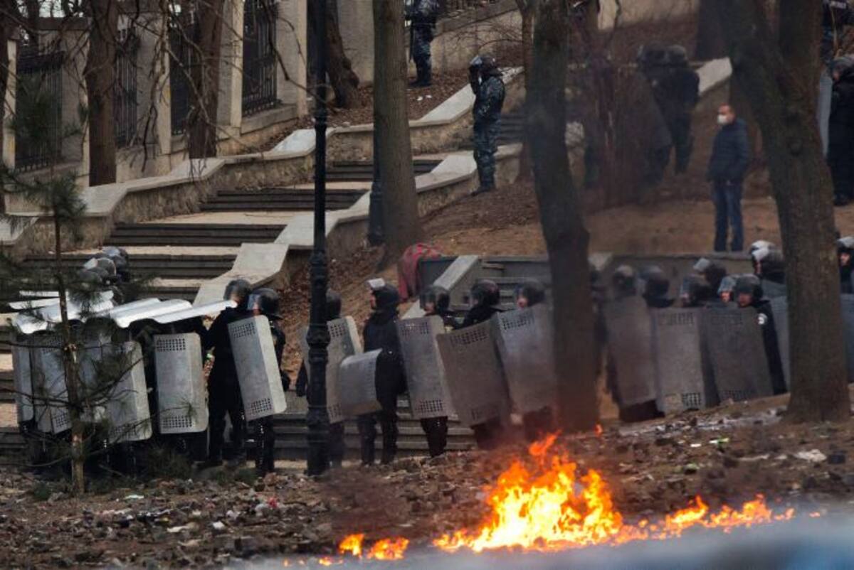 Las autoridades se han tenido que recurrir a la violencia para tratar de calmar a los manifestantes. AP Efrem Lukatsky