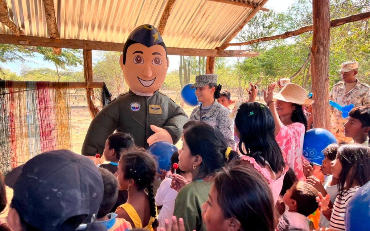 ¡Buena esa! Más de 900 regalos fueron entregados en La Guajira. // Foto: FAC