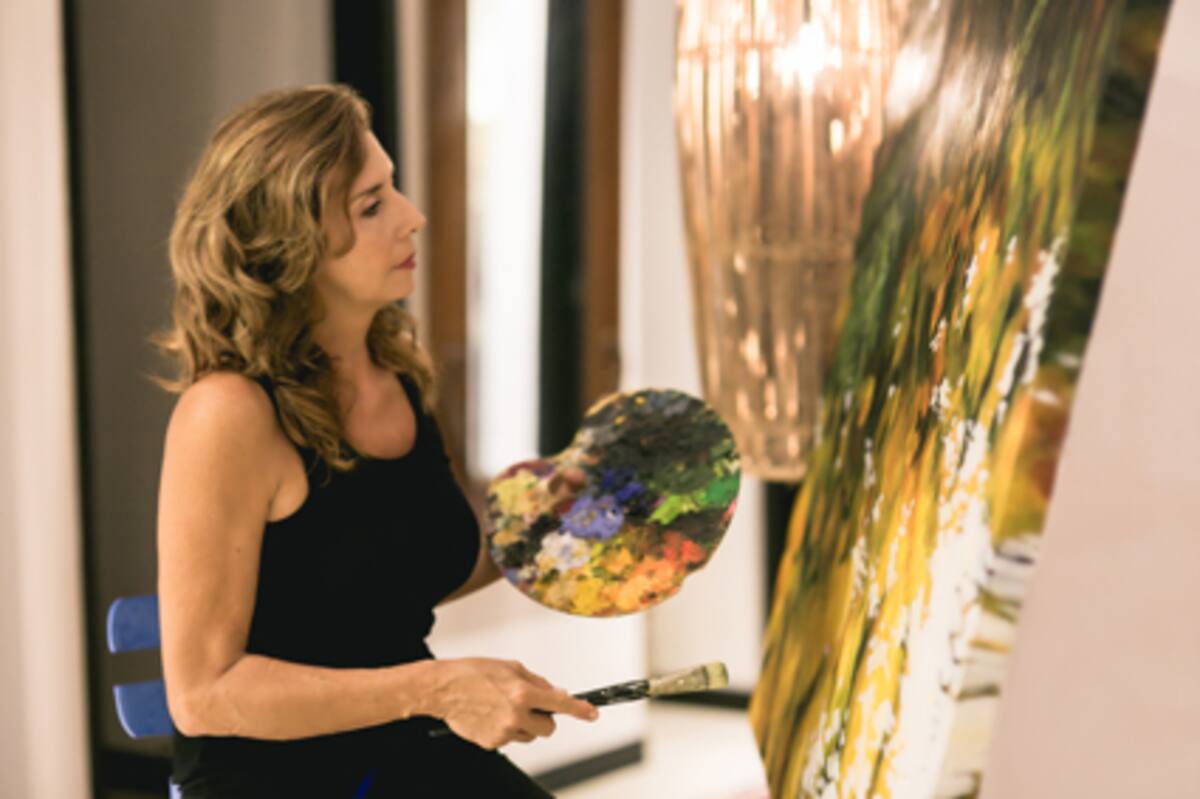 El color está presente en la obra de Marta Zúñiga, quiere transmitir luz y tranquilidad. Eduardo Zúñiga