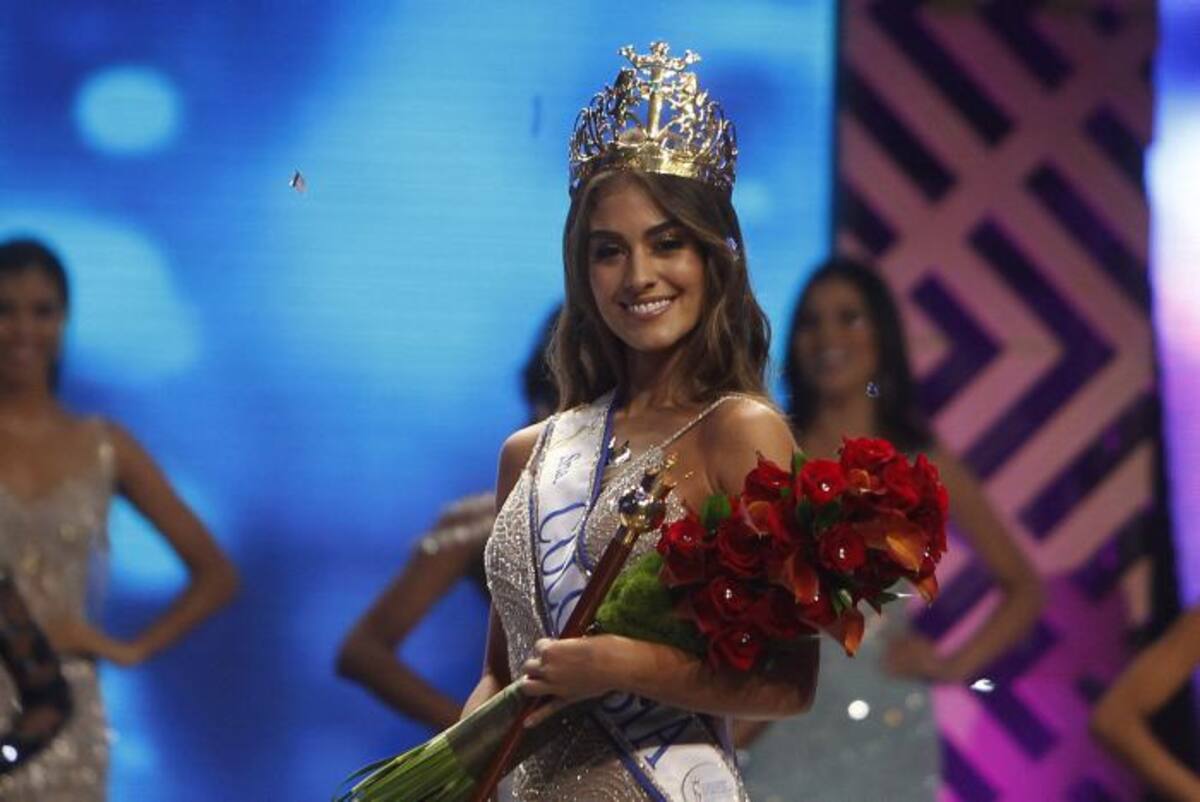 Laura González entregó la corona a Valeria Morales el 30 de septiembre pasado en una gala realizada en Medellín. La nueva reina participará en Miss Universo, el 16 de diciembre en Tailandia. //Foto: cortesía RCN.