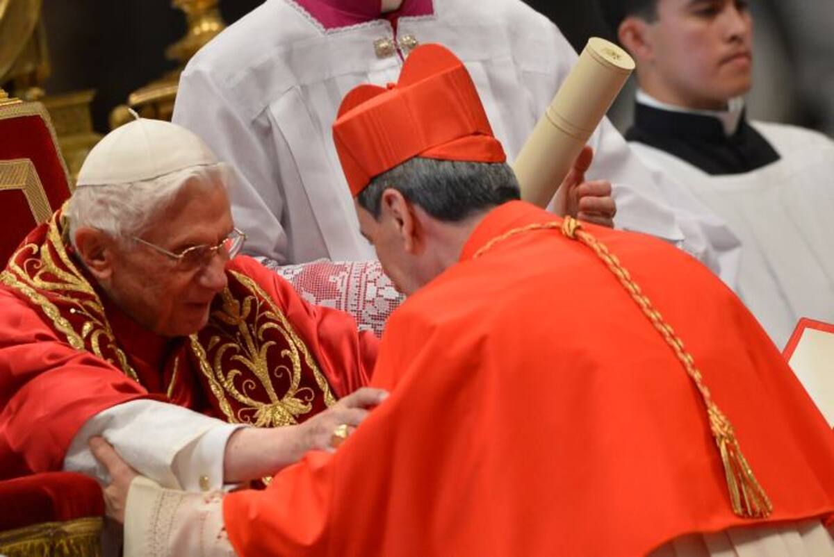 Rubén Salazar Gómez, arzobispo de Bogotá, saluda al papa Benedicto XVI. COLPRENSA
