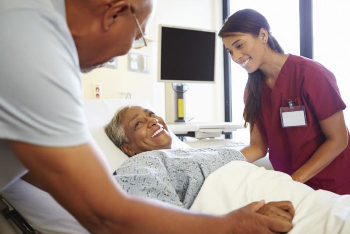Es importante que el acompañante sepa apoyar el proceso médico de la persona. 123rf