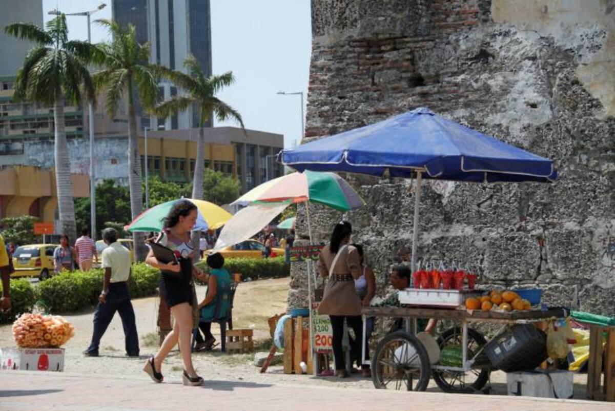 La Avenida Venezuela ha sido desde su despeje en 2005 una zona de disputa constante entre las autoridades y los vendedores informales, quienes se excusan en la falta de empleo para ejercer su actividad en sitios que se supone son de todos los cartageneros. JULIO CASTAÑO - EL UNIVERSAL
