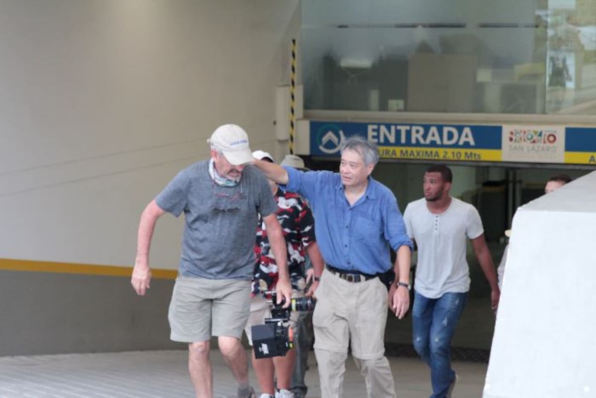 Ang Lee -camisa azul- y su equipo en los alrededores del Castillo de San Felipe./ NAYIB GAVIRIA