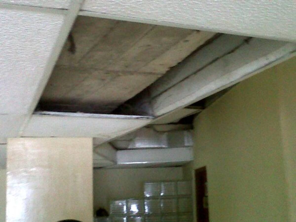 El deterioro del cielo raso en el segundo piso del DATT en Marbella es evidente. Polvo y filtraciones de agua afectan a los funcionarios de la entidad distrital. ÓSCAR DÍAZ - EL UNIVERSAL