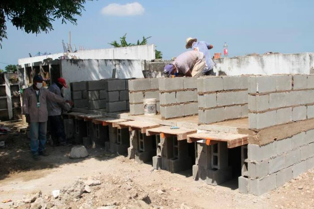 Distrito reconoce que cementerios públicos colapsaron; construirá 250 bóvedas